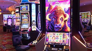 Meja blackjack live dengan studio multi-kamera juru togel